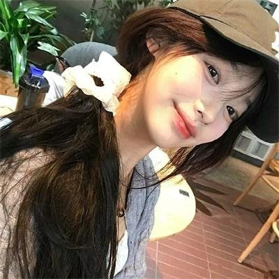 落在她身边